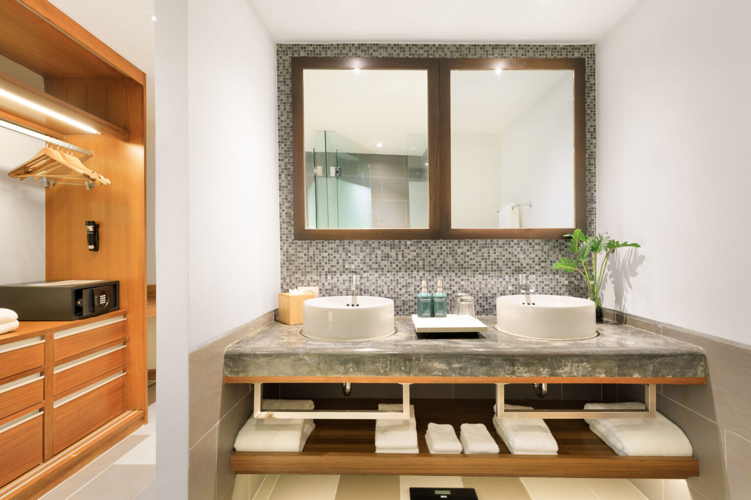 outrigger-khao-lak-beach-resort-garden-suite-1-king-bathroom-7